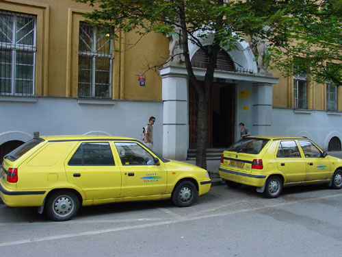 Automobily pred budovou