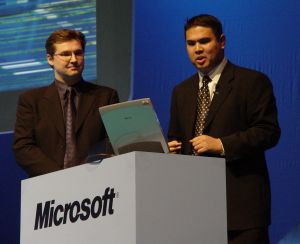 Juha Christensen, Microsoft (ten hoch v pravo) na pednce v Cannes 2003
