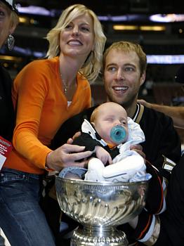 Anaheim m Stanley Cup: Glman Jean-Sebastien Giguere s manelkou Kristen a synem Maximem.