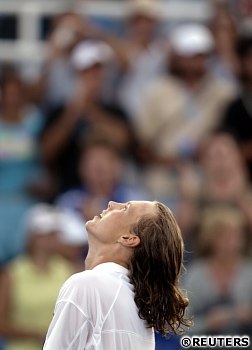 Tom Berdych v roce 2004 po vhe nad Rogerem Federerem.