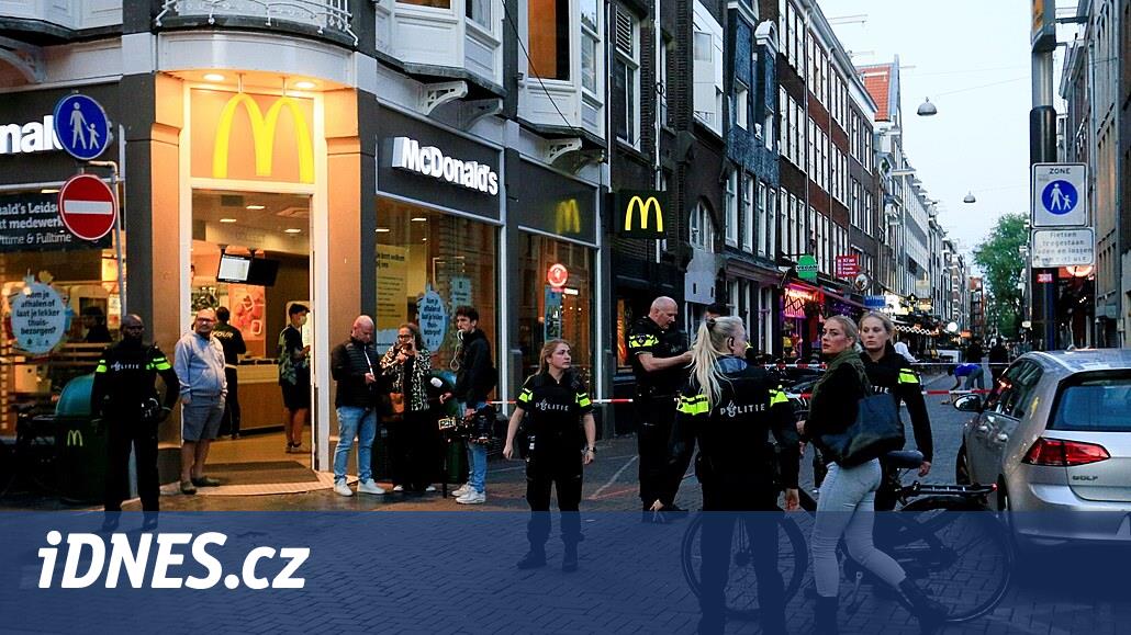 V Amsterdamu na ulici střelili do hlavy slavného novináře bojuje o