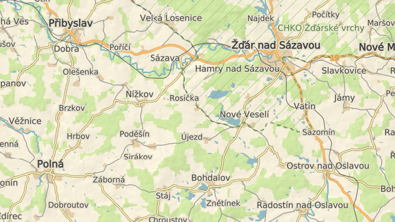 Zemská hranice se nachází mezi obcemi Sirákov a Újezd na Žďársku. Prochází tudy silnice ze Žďáru nad Sázavou a Nového Veselí do Polné.