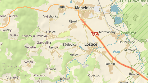 Řidička, která mířila z Jeřmaně do Vlčic, skončila s autem v korytu potoku Třebůvka.
