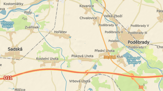 Nehoda obcemi Sadsk a Zvnek (erven znaky) a u Podbrad (modr)