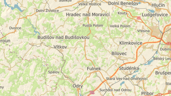 Zakuklen fanouci pepadli automobil na silnici I/57 v katastru obce Bezov mezi Opavou a Fulnekem.