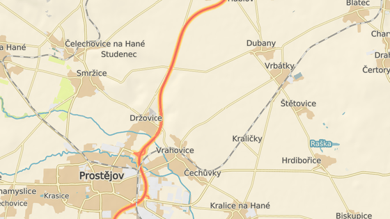 Na D46 u Prostějova nejprve ráno havaroval motorkář (červený bod), později kamion narazil do dvou osobních aut na konci kolony (žlutě) a nakonec se srazily dva kamiony (modře).