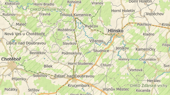 Vlak 5587 do Havlíčkova Brodu v sobotu večer nedojel. Kvůli nedostatku paliva uvízl v lese u rybníka před Ždírcem nad Doubravou.