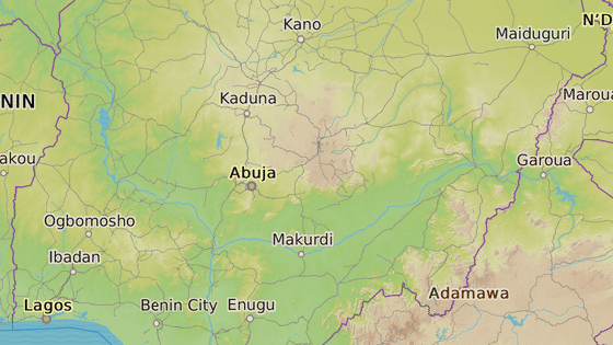 Les Sambisa, kde byla údajně nalezená unesená dívka (červená značka). Vesnice Chibok, odkud islamisté dívky před dvěma lety unesli (modrá značka)