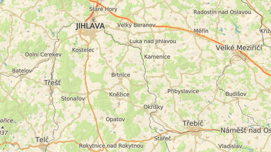 Bývalá skládka se nachází jen nedaleko hlavní silnice spojující Jihlavu s Třebíčí.