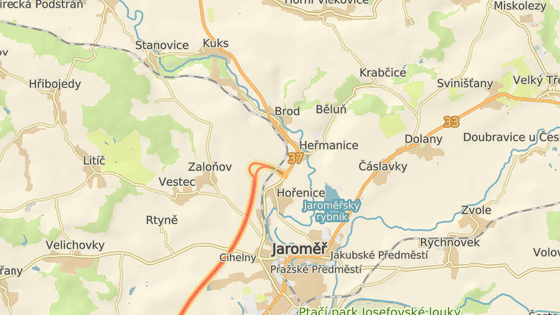 Dálnice končí v Hořenicích, provoz zhoustl v ulici Na Vrších v Jaroměři (červená značka) i na úzké spojce z Heřmanic přes Běluň (modrá značka) do Dolan.