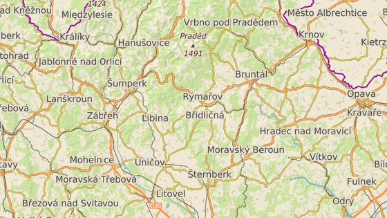 Muž na běžkách zkolaboval na katastru Malé Morávky na Bruntálsku (červená značka), převézt ho museli do nemocnice ve Šternberku (modrá značka).