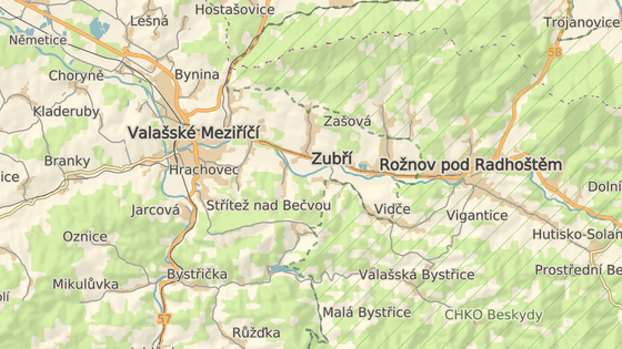 Nehoda se stala poblíž obce Zašová, kde vede silnice souběžně se železnicí.