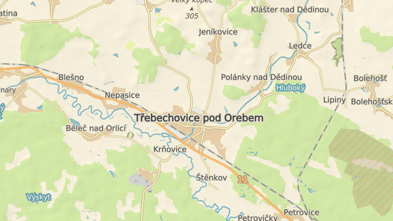 Muž parkoval s kamionem u firmy v Třebechovicích pod Orebem (modrá značka), našli jej vyčerpaného v lese u Štěnkova (červená značka).