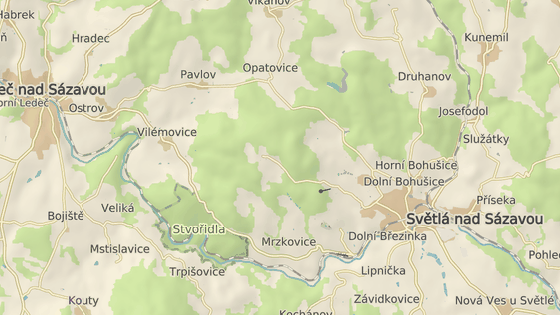 Silnička (červený bod) mezi Vilémovicemi a Beneticemi (žlutý bod) ani není na všech mapách. Pro obyvatele osady je však důležitá.