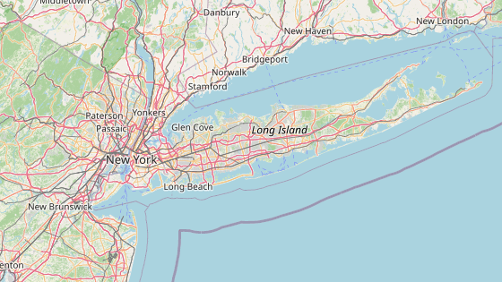 Přibližné místo nehody u pobřeží téměř dvě stě kilometrů dlouhého Long Islandu ve státě New York. Červený bod značí necelých sto kilometrů vzdálené výchozí letiště J. F. Kennedyho. Přibližné místo nehody u pobřeží téměř dvě stě kilometrů dlouhého Long Islandu ve státě New York. Červený bod značí necelých sto kilometrů vzdálené výchozí letiště J. F. Kennedyho.