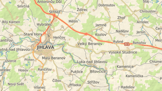 Problémový železniční přejezd v Lukách nad Jihlavou. Není jasné, jak se tam dálkový autobus dostal.