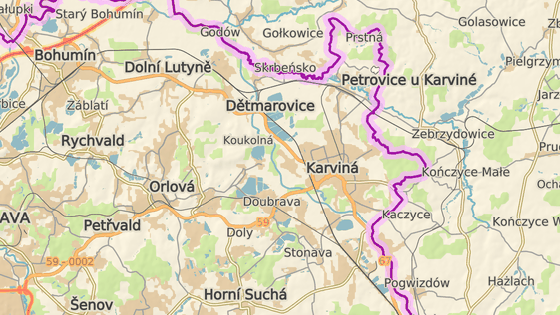Původn&iacute; Karvin&aacute; ležela na z&aacute;pad od současn&eacute;ho města. Značka ukazuje zn&aacute;m&yacute; &scaron;ikm&yacute; kostel, kter&yacute; st&aacute;l v centru, ale nyn&iacute; zcela na samotě.