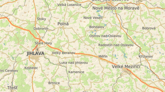 Hromadn nehoda se stala na kilometru 139,5 ve smru na Brno (erven znaka). Odpoledne dolo k dal vn nehod i u Jihlavy (modr znaka).