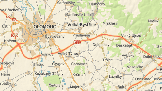 Velká Bystřice'de bir asfalt depolama kulesi yanıyordu, rezervuarın bir kısmı sızdırılmıştı