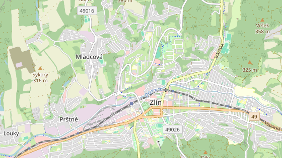 Modr� zna�ka na map� ozna�uje rozvojovou plochu na Ji�n�ch Svaz�ch, �erven� budouc� novou �tvr� pod sportovn� halou.