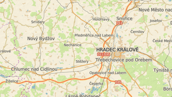 Muž vlezl řidičce do auta pobl&iacute;ž D11 na &uacute;rovni hradeck&eacute; Koutn&iacute;kovy ulice, policist&eacute; ho zadrželi na 62. kilometru d&aacute;lnice.