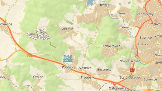 Vedle Masarykova okruhu vzniká provizorní tábor pro uprchlíky. Vedle Masarykova okruhu vzniká provizorní tábor pro uprchlíky.