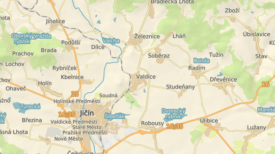 Ned�vno otev�en� v�chodn� obchvat Ji��na (modr� zna�ky) a zat�en� silnice t�et� t��dy z �eleznice do �libic (�erven� zna�ky)