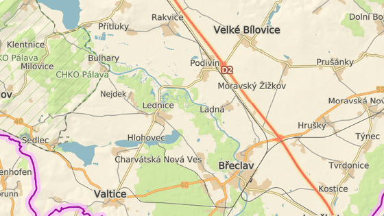 Nehoda se stala na silnici mezi Podivínem a Lednicí na Břeclavsku.