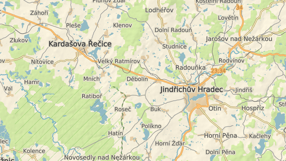 Bir Audi, Jindřich Hradec yakınlarında bir zetorla çarpıştı; traktör ve düz kasa tekerleksizdi