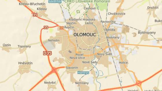 Kamion se na obchvatu Olomouce převrátil v zatáčce u čtvrtě Neředín (červeně), nákladní vůz s makadamem na nedaleké silnici z Křelova do Topolan (modrý bod).