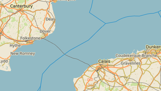 Přístav v Doveru (červeně) a Calais (modře) a město Folkestone (zeleně)