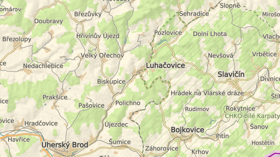 Obchvat Luhačovic má vést od Petrůvky (zelená značka) po hřebeni nad lázeňským městem a končit u křižovatky na Biskupice (červená). Obchvat Luhačovic má vést od Petrůvky (zelená značka) po hřebeni nad lázeňským městem a končit u křižovatky na Biskupice (červená).