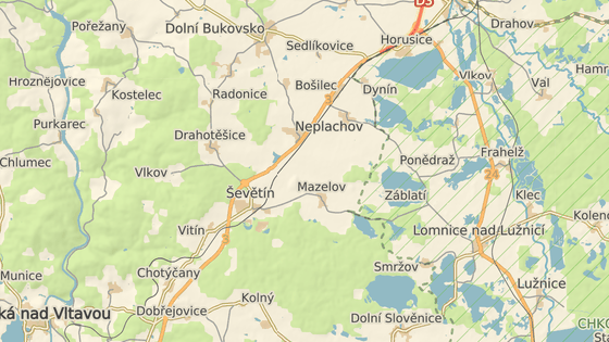 Dvůr Švamberk stojí mezi dálnicí D3 a původním hlavním tahem z Českých Budějovic na Tábor.