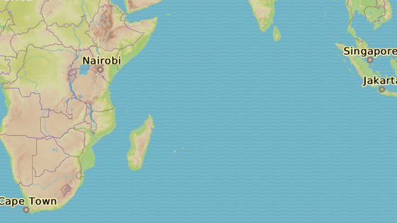 �ed� bod vpravo naho�e ozna�uje m�sto, kde letoun zmizel z vojensk�ho radaru, ten druh� p�ibli�n� domn�l� m�sto p�du. Barevn� body ozna�uj� m�sta nalezu trosek letounu � ostrovy Mauricius (oran�ov�), R�union (�erven�) a Penga v Tanz�nii (modr�) a pob�e�� Madagaskaru (zelen�) nebo pob�e�� ji�n�ho Mosambiku a Jihoafrick� republiky (�ern�).