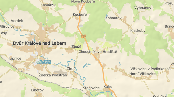 Sjezd z dlnice D11 bude u odboky na obec Vlkovice (erven). Dal m bt nedaleko v Kocbech (modr).