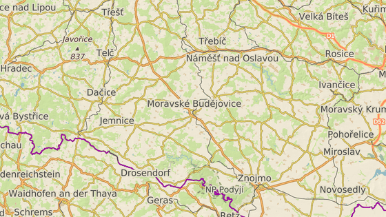 Odbočka na Zvěrkovice je hned u nového obchvatu Moravských Budějovic na silnici I/38 mezi Znojmem a Jihlavou.