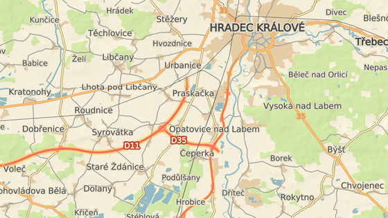 Opatovice nad Labem, kde dnes sjízdný kousek D35 končí kruhovou křižovatkou. Opatovice nad Labem, kde dnes sjízdný kousek D35 končí kruhovou křižovatkou.