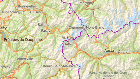 Mont Blanc leží na hranicích Francie a Itálie, poblíž hranic se Švýcarskem Mont Blanc leží na hranicích Francie a Itálie, poblíž hranic se Švýcarskem