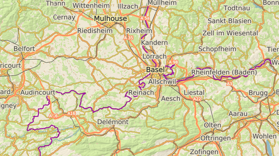 �erven� bod ozna�uje leti�t� Basel-Mulhouse, na n�j� letoun m��il. Druh�, zhruba �estn�ct kilometr� vzd�len� bod pak m�sto nehody.