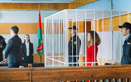 Pod �ediv�m nebem