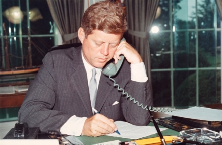 John F. Kennedy: Mu� a m�tus (2/2)
