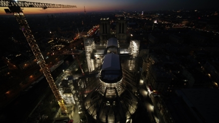 Notre-Dame: Co se skr�v� v podzem�?
