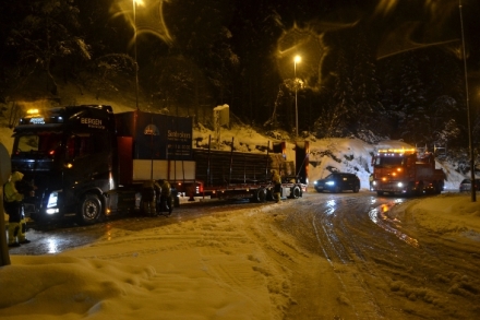 Z�chrana na zledovat�l� silnici: Zmatek na d�lnici (1)