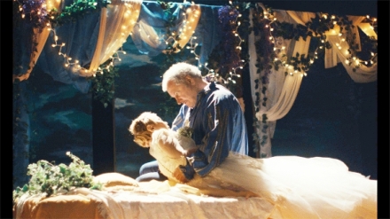 P�ed oponou, za oponou