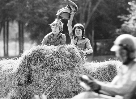 Neohl�ej se, jde za n�mi k��