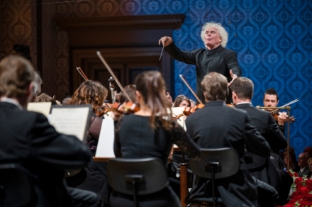 Sir Simon Rattle diriguje esk a tereznsk autory