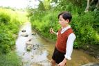 Chlapec v pruhovan�m py�amu