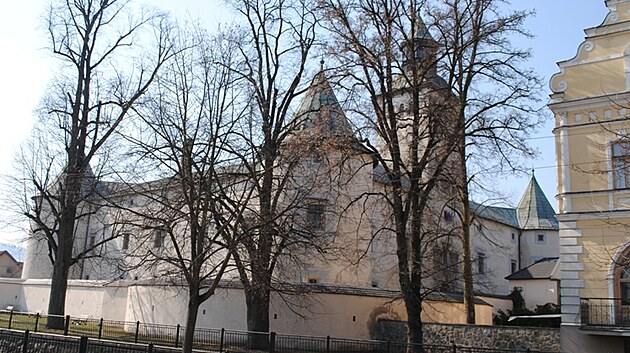 Bytiansk zmek vedle synagogy a pivovaru Popper.