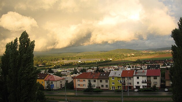 Mraky proslunn, ale pi zemi temno