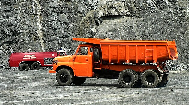 Tatra 148 S1, vzadu je jedna z hasiskch variant Tatry 138.